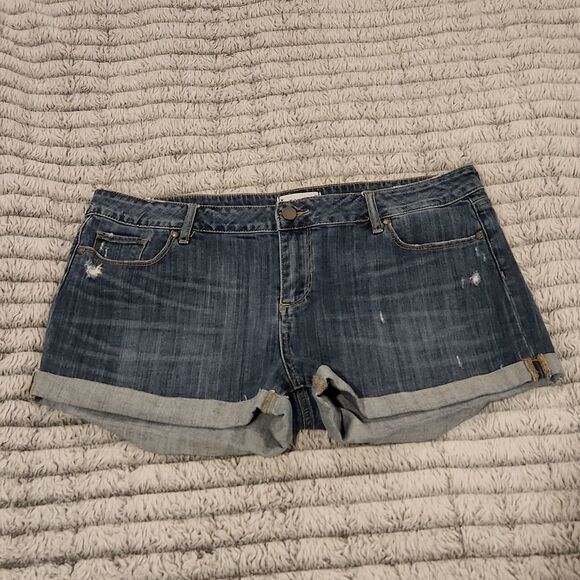 Medium wash Paige roll up jean shorts size 32. - Picture 1 of 9